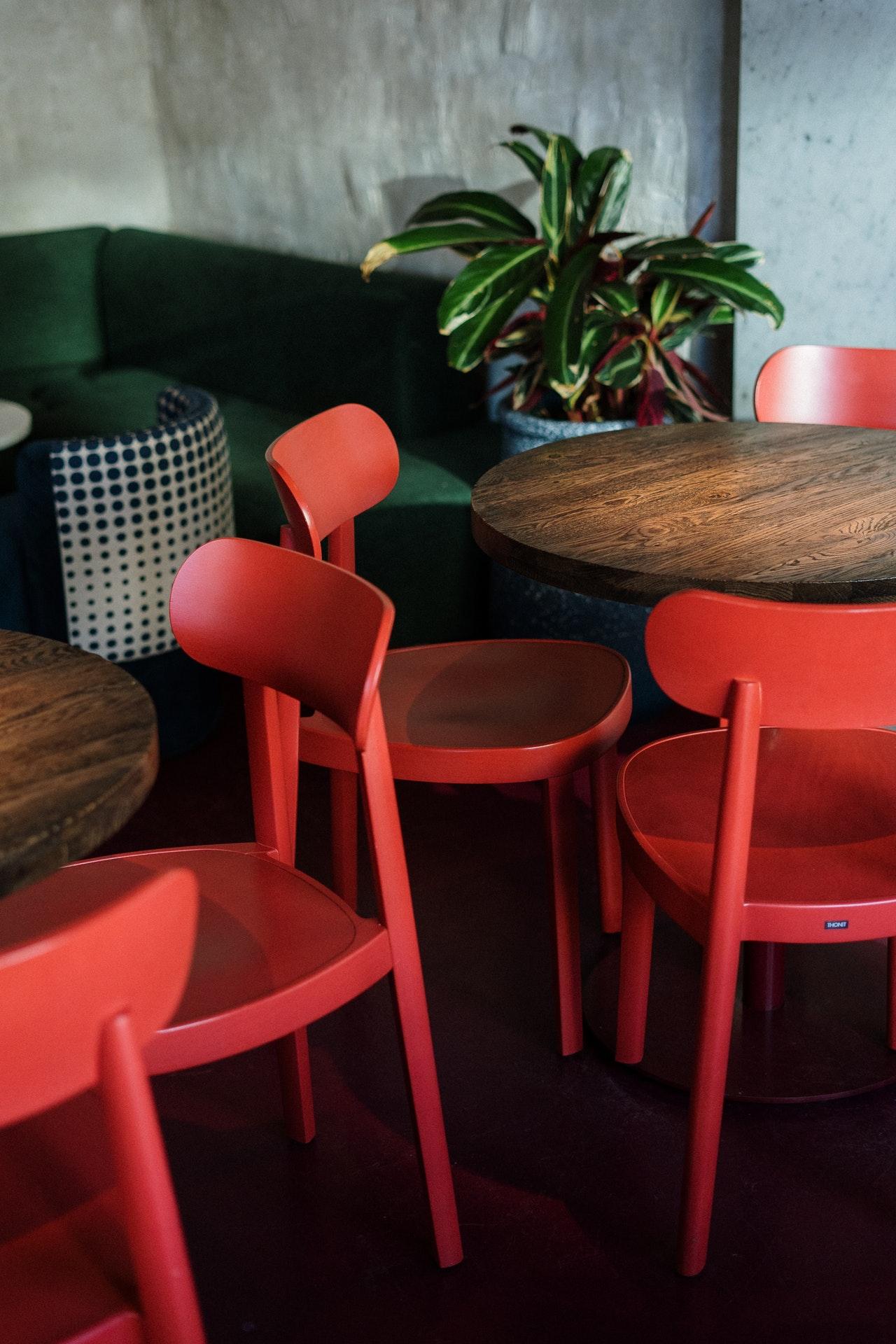 Tische und Stühlen im Cafe
